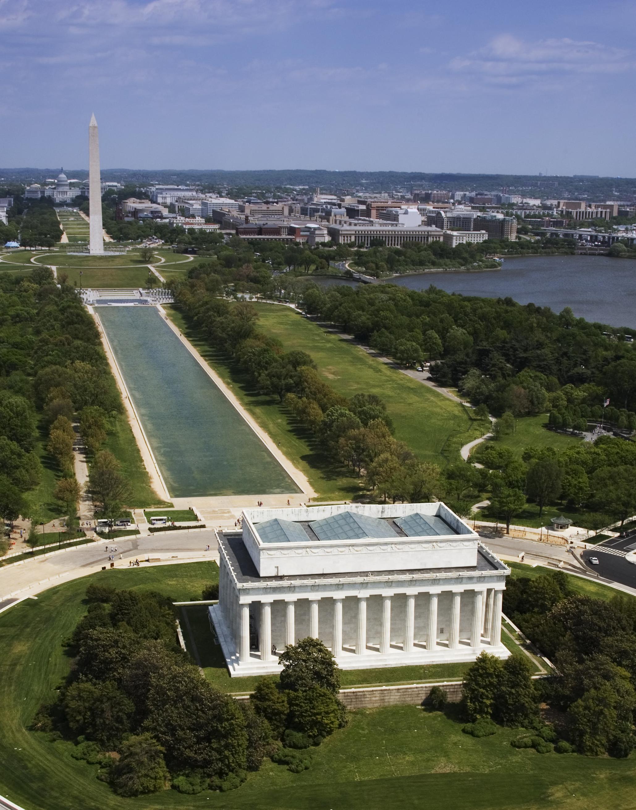 Aerial view of Lincoln Memorial and Washington Monument